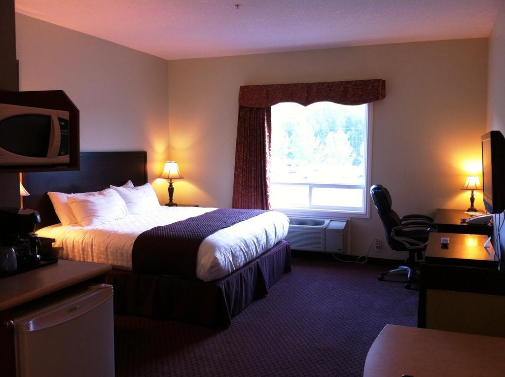 Days Inn By Wyndham Chetwynd Room photo