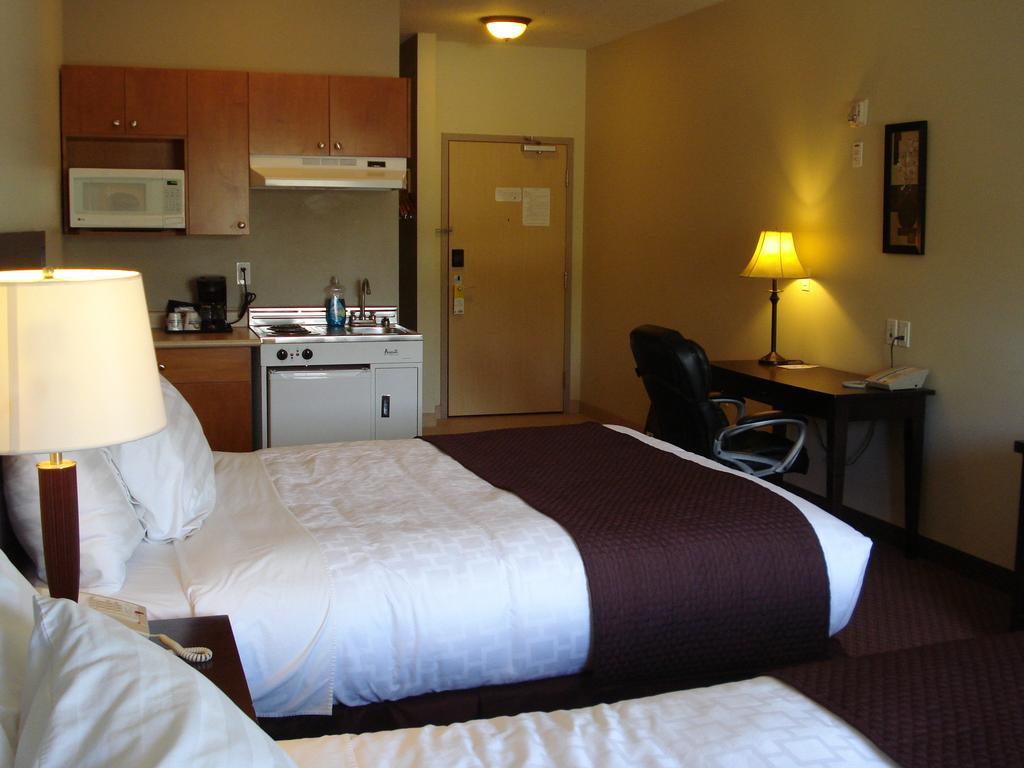 Days Inn By Wyndham Chetwynd Exterior photo